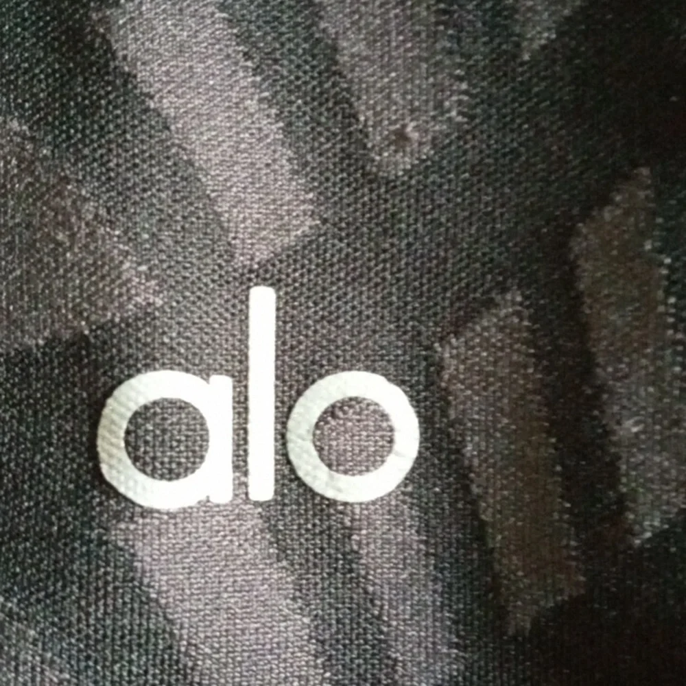 ALO Yoga Air Brush Black Arches Capris